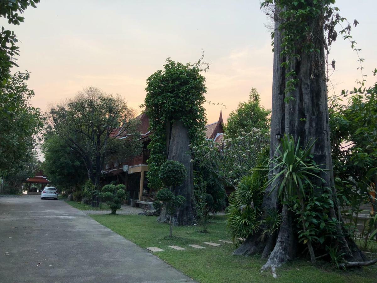 Ruen Thai Ban Rim Nam Kamphaeng Phet Exterior foto